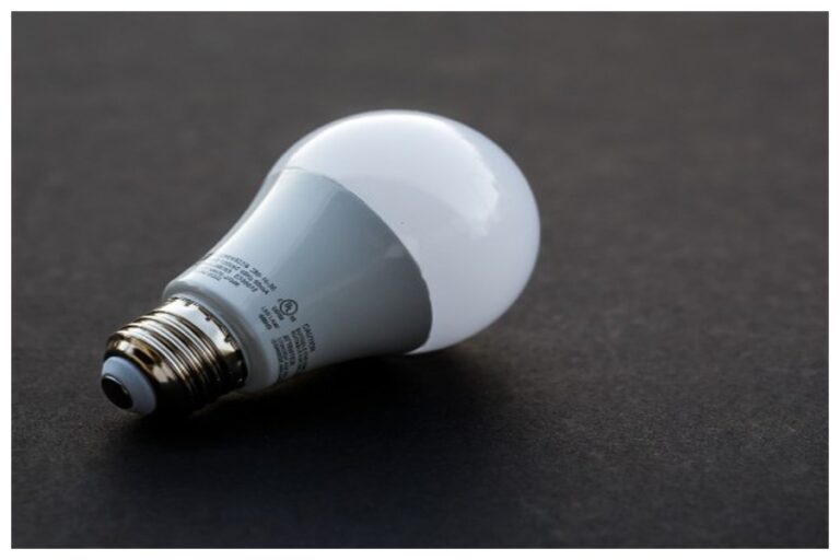 Led Bulb: लाइट जाने पर भी जलता रहेगा ये बिजली बल्ब, सस्ती कीमत में चारों तरफ रोशनी