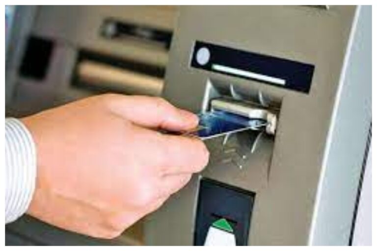 ATM Cash Withdrawal Changes: झटका! एटीएम से ट्रांजैक्शन करने पर देना होगा ज्यादा चार्ज, जानें यहां