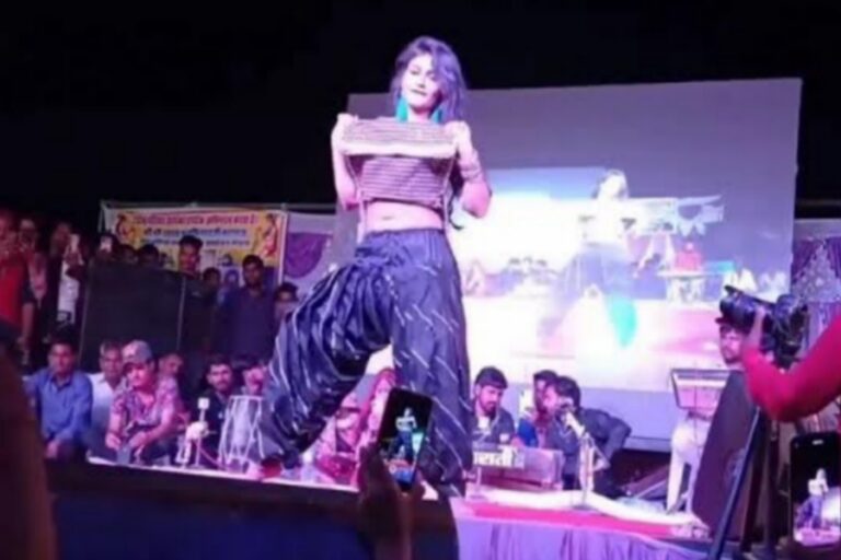 कुर्ती उठाकर किया भरी महफिल में Gori Nagori ने डांस, ऐक्शन देख भीड़ हुई हक्की बक्की