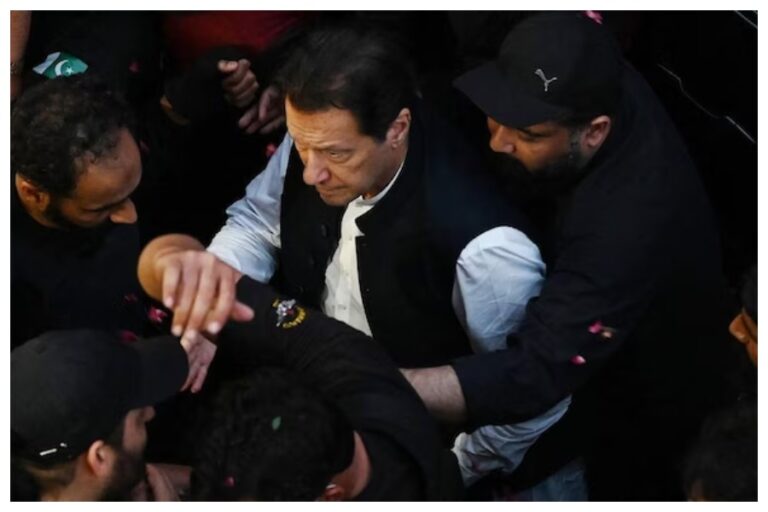 Imran Khan Arrested: पाकिस्तान के पूर्व PM इमरान खान गिरफ्तार, कोर्ट रूम से ही उठाकर ले गए पाक रेंजर्स