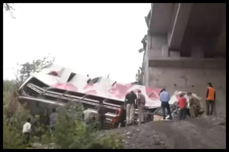 Jammu Kashmir Bus Accident: वैष्णो देवी जा रही बस खाई में गिरी, 10 लोगों की मौत