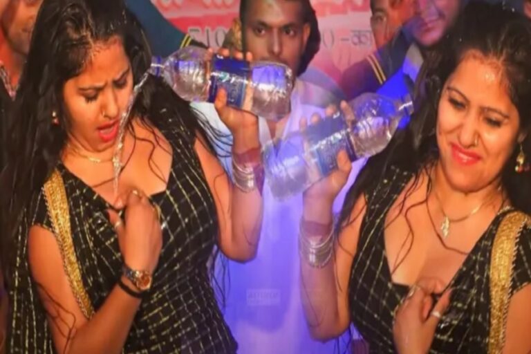 बदन पर पानी डाल Dancer Rachna Tiwari ने दिखाई हॉट अदा, भीड़ हुई बेकाबू