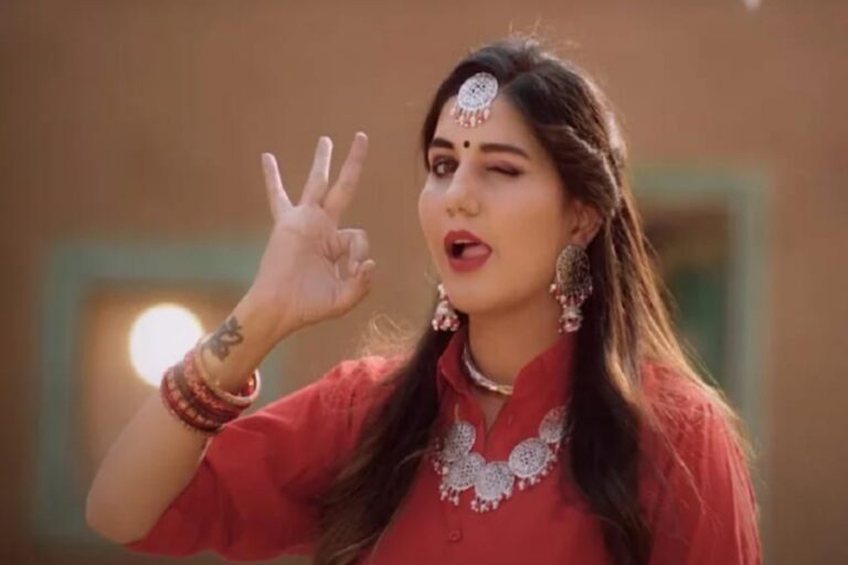 Sapna Chaudhary के लटके झटके से डोला सबका मन, ठुमक ठुमककर किया लाजवाब डांस