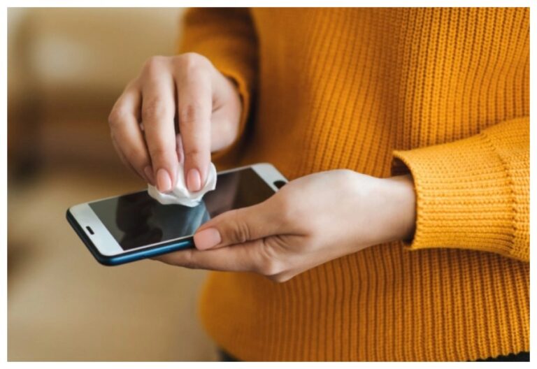 Smartphone Cleaning Tips: स्मार्टफोन को साफ रखने के जानें ये खास टिप्स