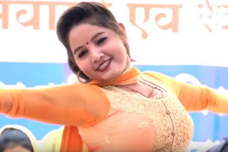 बन ठनकर सुनीता बेबी ने लगाए गजब के स्टेज पर ठुमके, डांस देख भीड़ का बना मूड