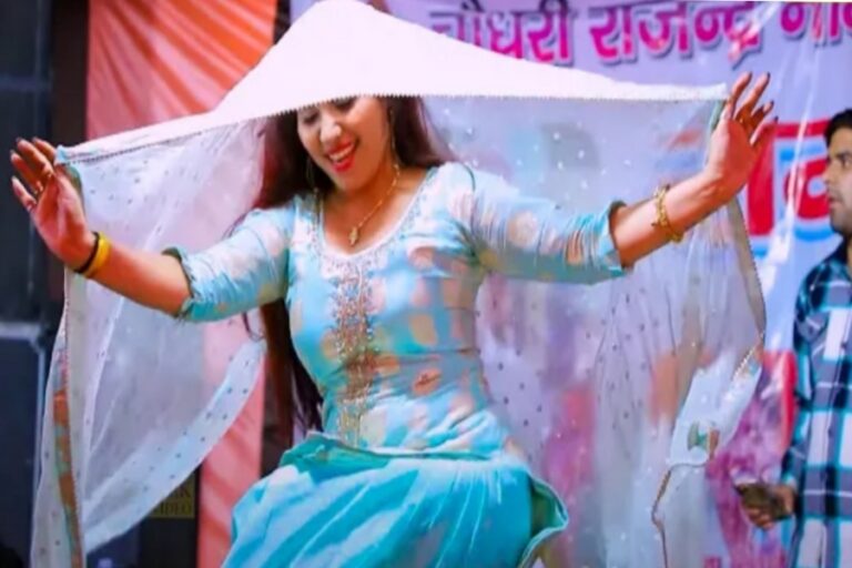 Rachna Tiwari की हॉट और कातिल अदाओं ने लूट ली पिंडाल में महफिल, देखें वीडियो