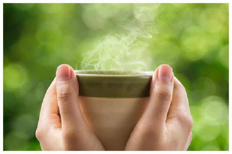 Warm Water Benefits: सुबह खाली पेट गर्म पानी पीने के फायदे व नुकसान जरूर जानें यहां
