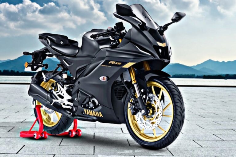 Yamaha R15 पर मची लूट, शोरूम पर मची भगदड़