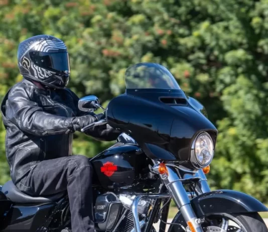 हार्ले डेविडसन ने इलेक्ट्रा ग्लाइड हाईवे किंग को रिवील किया . 2020-Harley-Davidson-Electra-Glide-Standard-Review-cruiser-touring-bagger-motorcycle-10
