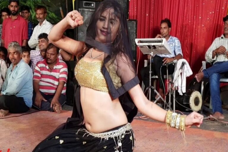Dancer Komal Rangili ने शॉर्ट ब्लाउज में किया गरम डांस, बूढ़ों ने मारे धर्राटे