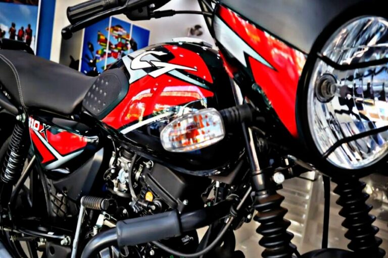 Bajaj की न्यू स्पोर्ट्स बाइक ने बजाई सबकी बैंड, Hero की भी निकली हवा