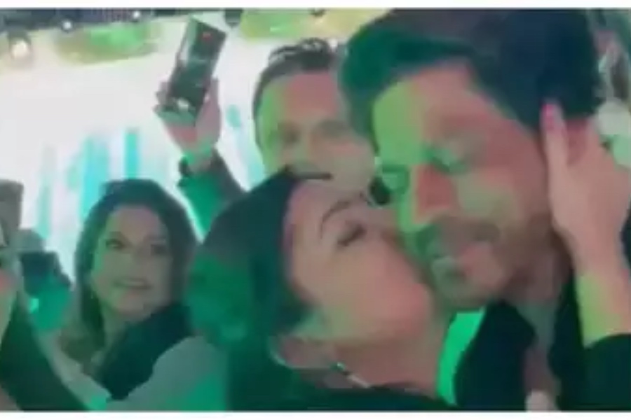 Fan Kissed Shahrukh Khan Fan Kissed Shahrukh Khan