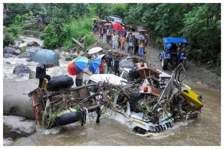 Himachal Cloud Burst: हिमाचल में बादल फटने से तबाही, भारी बारिश में बहा पुल, देंखें वीडियो