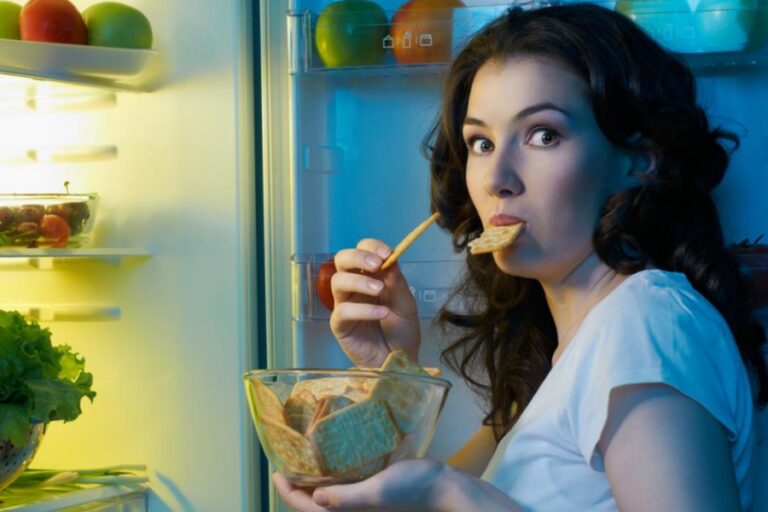 देर रात में खाना खाने की आदत से नहीं आए बाज तो शरीर को होगा यह बड़ा नुकसान, जानकर चौंक जाएंगे