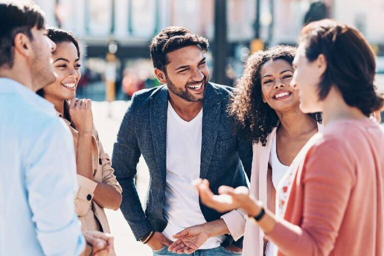 Mental Health: हेल्‍दी हैप्‍पी रहना है तो बनें सोशल  