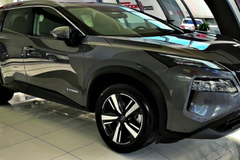 Nissan की ब्यूटीफुल कार ने लाजवाब और तगड़े इंजन के साथ Fortuner के उड़ाए होश