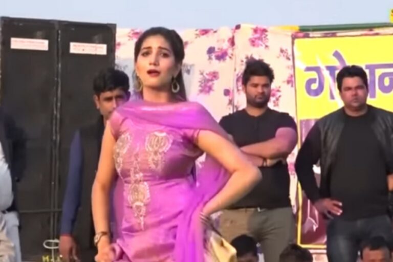 Sapna Chaudhary ने स्टेज पर मचाया गदर, मचा पिंडाल में भूचाल, देखें वीडियो