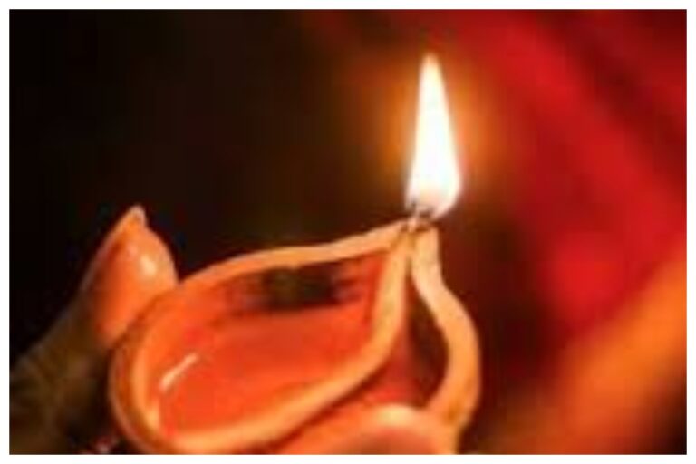 Vastu Tips: घर में इस दिशा में रखें दीपक की लौ, घर पर सदैव रहेगी मां लक्ष्मी की कृपा