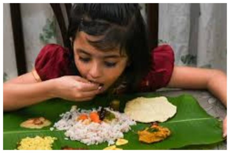 Shastra Tips: क्यों हमेशा दाहिने हाथ से ही खाना खाने कि जाती है सलाह? जाने शास्त्रों के अनुसार