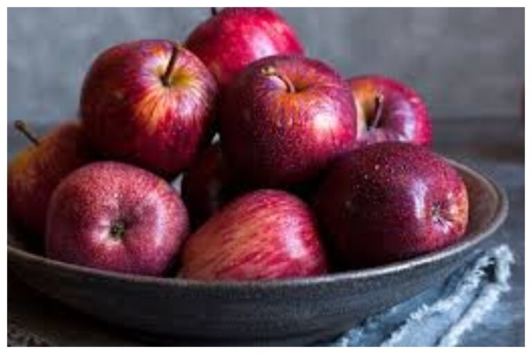 Eating Apple Benefits: रोज़ एक सेब खाएं और रहे रोगों से दूर, जाने सेब खाने के फायदे