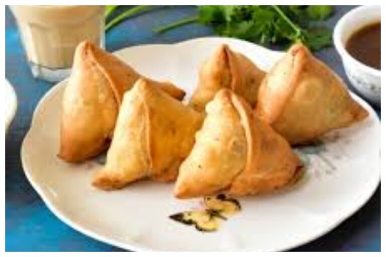 Samosa Disadvantages: आपका सबसे अच्छा नाश्ता कर रहा है जीवन को खोखला, जाने समोसा खाने के दुष्प्रभाव