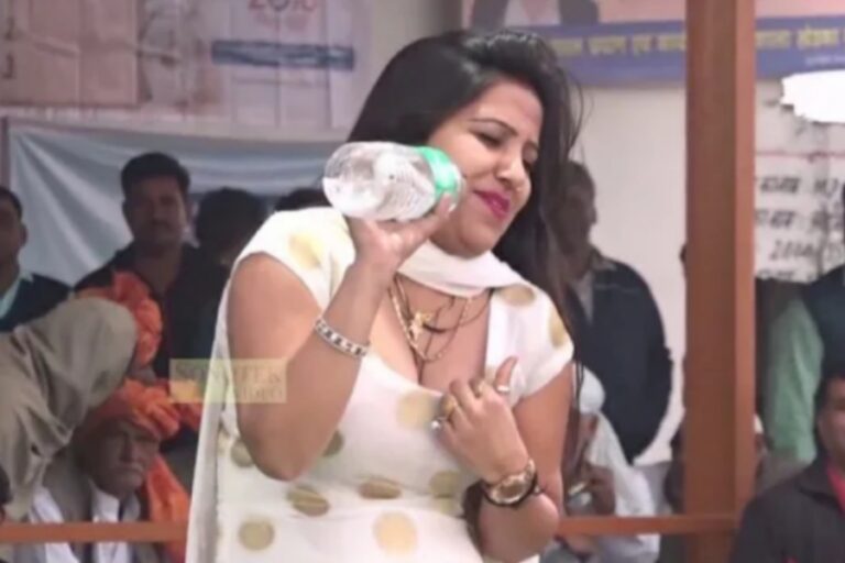 पानी की बोतल से बदन भिगाकर डांसर Rachna Tiwari ने दिखाई नटखट अदाएं, वीडियो वायरल