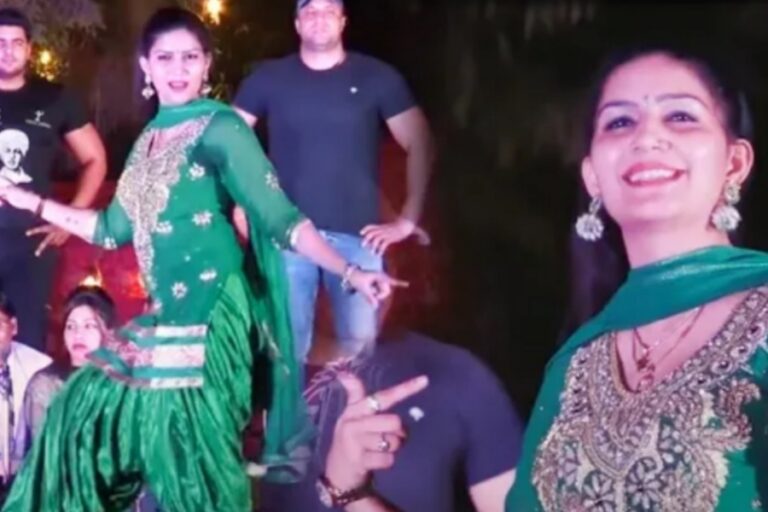Sapna Chaudhary ने किया स्टेज पर बिंदास डांस, मटकाई ऐसे कमर कि बरसे नोट