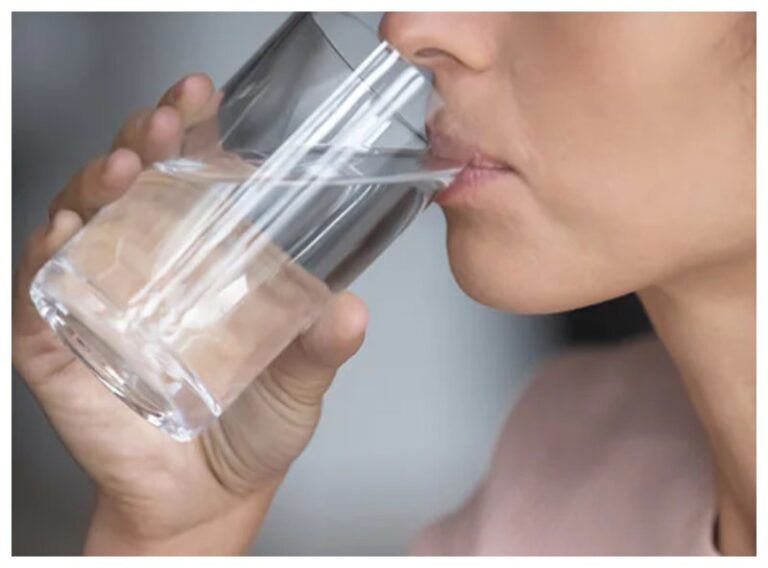 Drink Water Benefits Before Brushing: सुबह बिना ब्रश किए पानी पीने के ये हैं अचूक फायदे, जानें