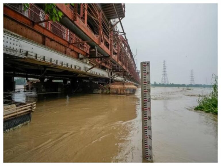 Delhi Flood Updates: Delhi Yamuna Floods: दिल्ली पर फिर मंडराया बाढ़ का खतरा, डेंजर लाइन से ऊपर यमुना