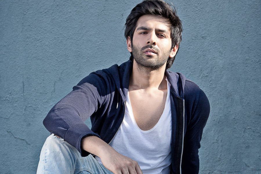 Kartik Aaryan Surprises Fans By His Apperance Kartik Aaryan Surprises Fans By His Apperance