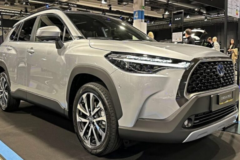 Toyota की Luxurious  लुक वाली गाड़ी ने किया सबको हैरान, कम कीमत में Luxury फीचर्स