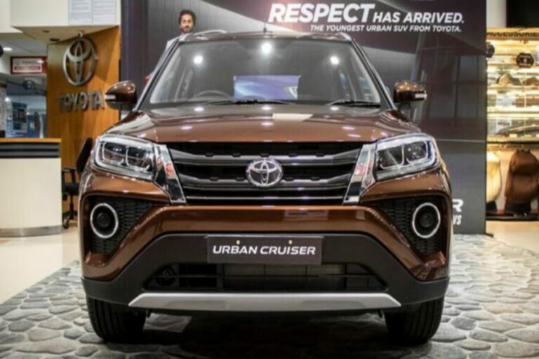 Toyota की इस कार ने दी अच्छी अच्छी गाड़ियों को टक्कर, बिंदास फीचर्स और धांसू इंजन के साथ पेश