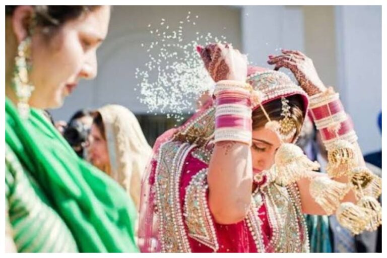 Hindu Wedding Rituals: शादी में विदाई के समय दुल्हन अपने सिर के ऊपर से चावल क्यों फेंकती है, जाने धार्मिक महत्व
