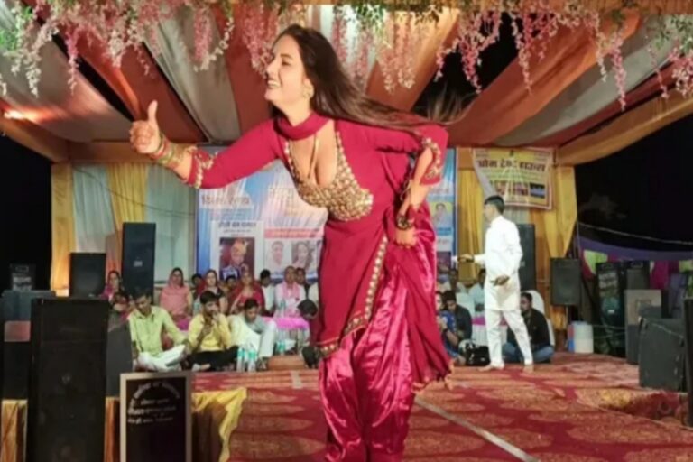 Sunita Baby का लाल सूट में सबसे जबरदस्त डांस, स्टेज पर मारे ऐसे ठुमके कि भीड़ ने मारी सीटियां