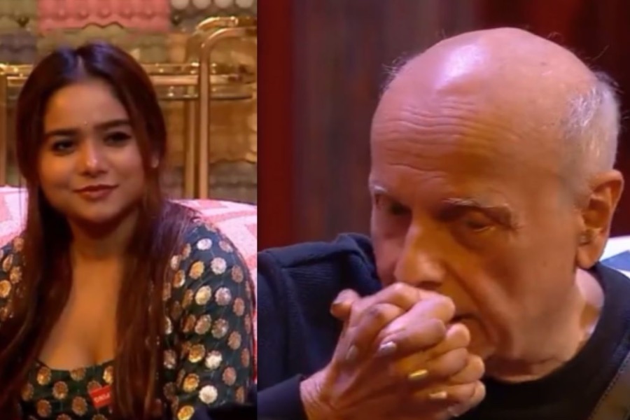 Big boss OTT 2 Mahesh Bhatt Kisses Manisha Rani's Hand