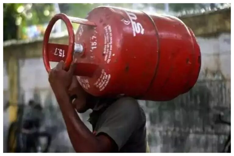 LPG Cylinder New Price: सरकार का रक्षाबंधन पर गिफ्ट, एलपीजी सिलेंडर 200 रुपये तो उज्ज्वला योजना वालों के लिए 400 रूपये हुआ सस्ता, जानें नई कीमत