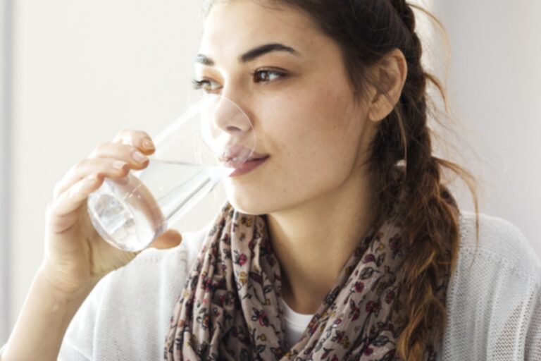 सुबह उठते ही पानी पीने के हैं यह सभी फायदे, जल्दी जानें