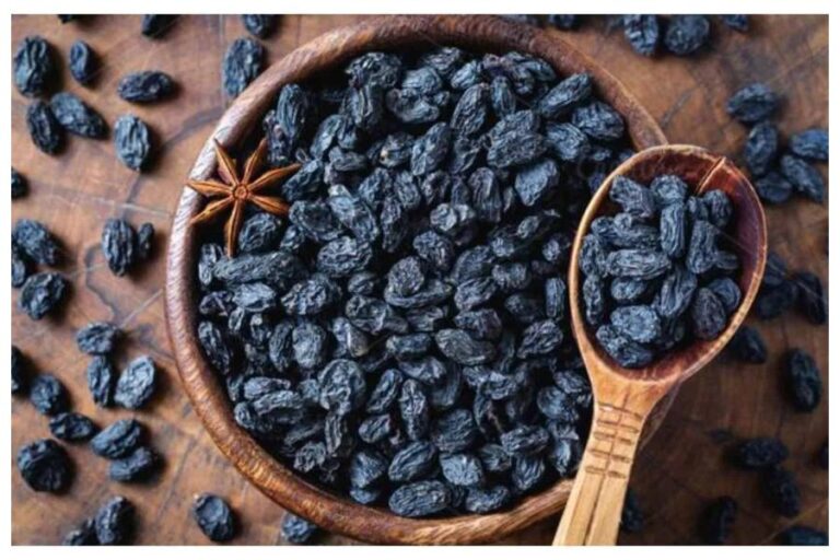 Kishmish For Health: कमजोर हड्डियों समेत पाचन तंत्र और ब्लड प्रेशर को करती है कंट्रोल काली किशमिश, जानें इसके फायदे