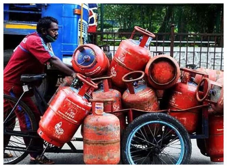 LPG Gas Cylinder Price: पहले ही दिन मिली बड़ी खुशखबरी, LPG सिलेंडर के दाम में बड़ी कटौती, जानें नये रेट