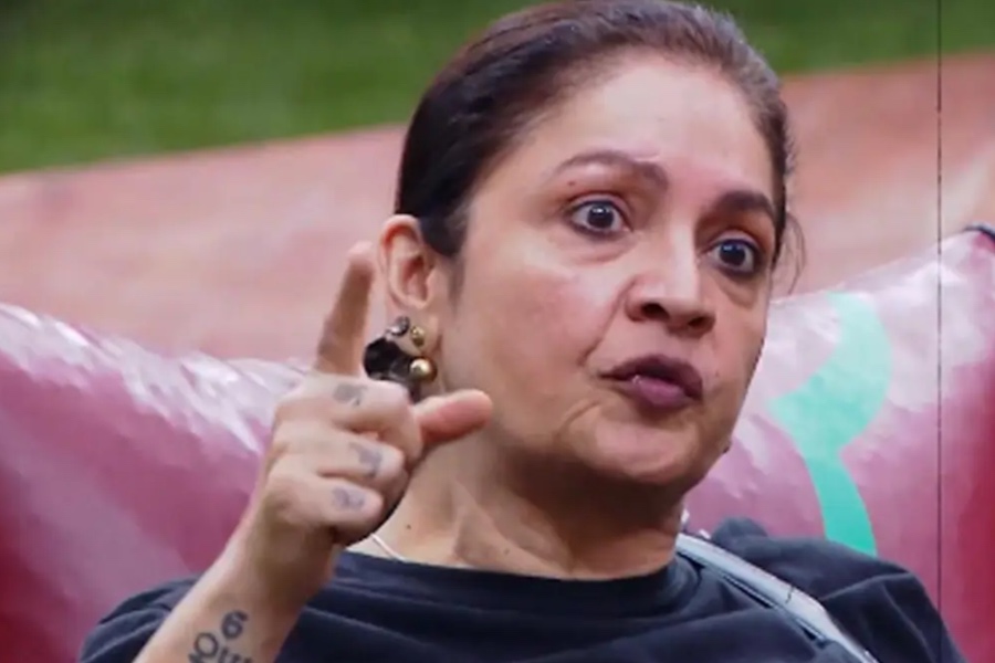 Pooja Bhatt Gets Emotional After Losing In Ticket To Finale Task