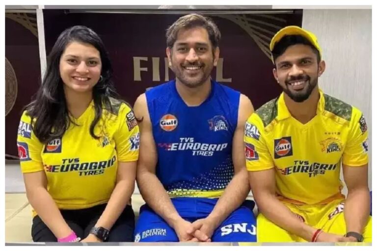 Sports News : Ruturaj and wife with MS Dhoni