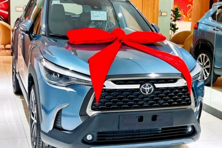 Toyota की नई SUV के लुक से सब हुए मदहोश, जानें तूफानी फीचर्स और तगड़ा इंजन