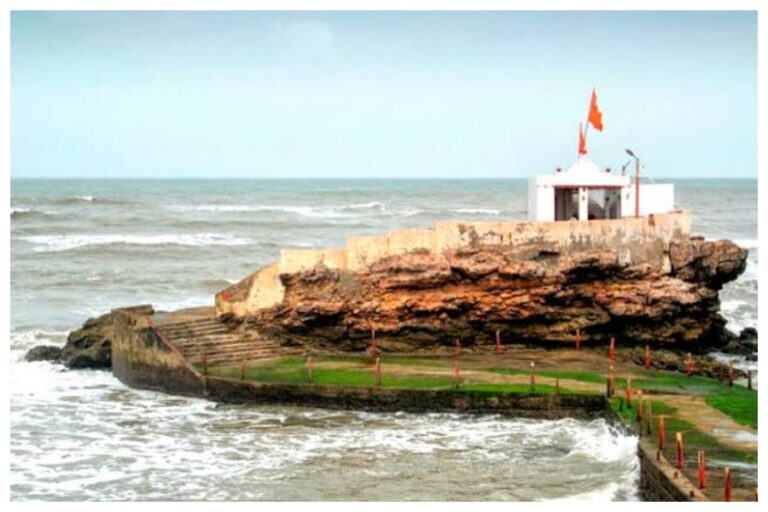 Bhagwan Shiv Temple: पांडवों ने क्यों बनवाया था निष्कलंक महादेव मंदिर, जानें इस मंदिर का पौराणिक इतिहास