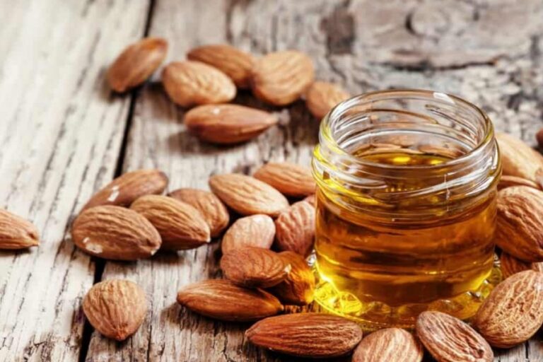 शरीर के इन हिस्सों पर बादाम तेल लगाने के जादुई फायदे, जल्दी जानें