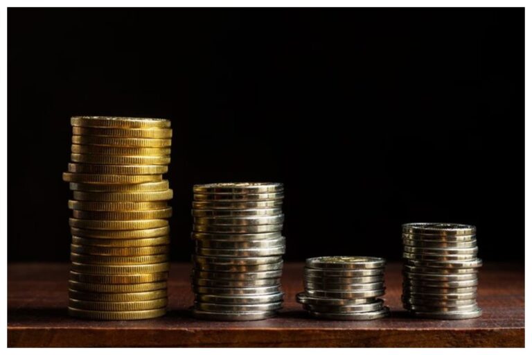 Buy Gold or Silver On Dhanteras: धनतेरस पर क्या खरीदें? गोल्ड या चांदी? किसमें कमा सकते हैं ज्यादा