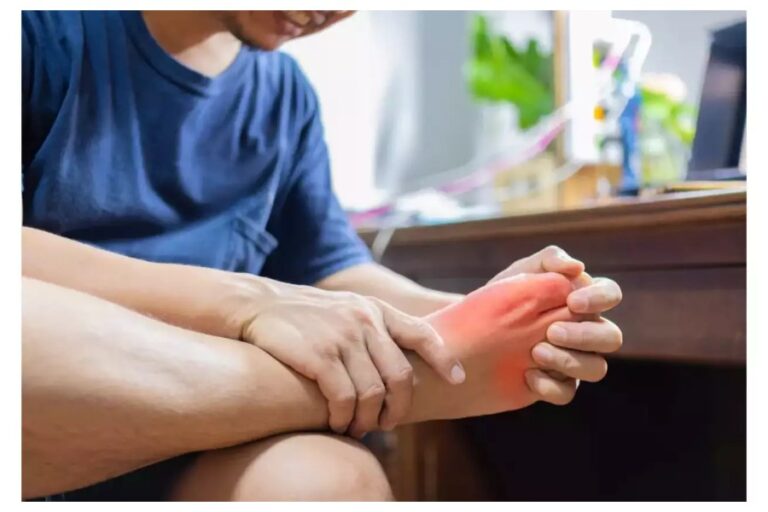 High Uric Acid Remedies: हाई यूरिक एसिड से है परेशान? तो करेला, हल्दी, ग्लोय और त्रिफला है रामबाण, जानें कैसे करें प्रयोग