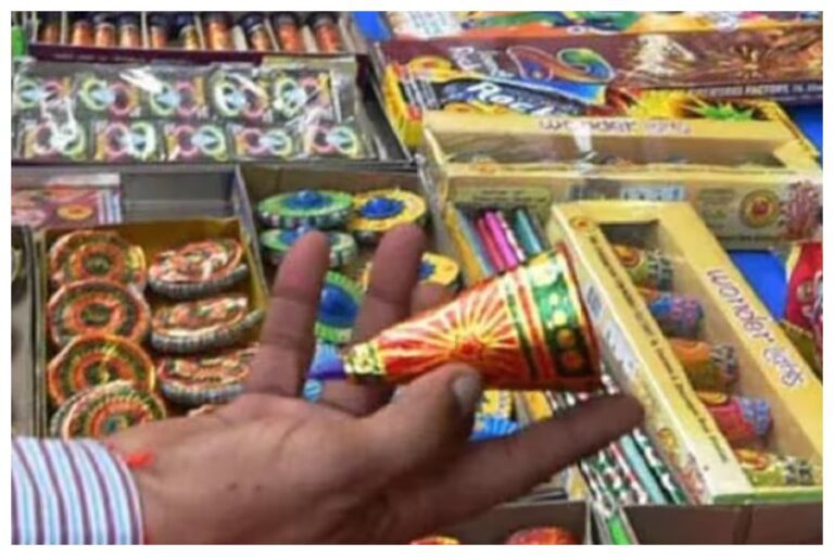 Delhi Govt Bans Crackers: दिल्ली सरकार ने दिवाली से पहले पटाखों पर फिर लगाया बैन, खरीदने पर 5,000 रुपये जुर्माना और तीन साल की जेल