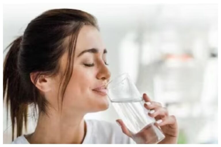 Lukewarm Water Benefits: गुनगुना पानी पीने के जानें ये फायदें, वेट लॉस से लेकर पाचन का रखता है दुरुस्त