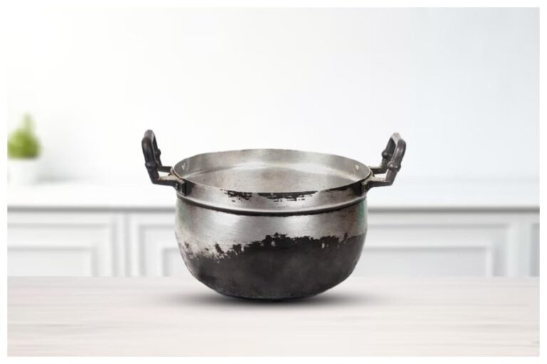 Utensils Cleaning Tips: काले पड़े एल्युमिनियम के बर्तन हो जाएंगे बिल्कुल साफ, बस इन टिप्स को करें फॉलो