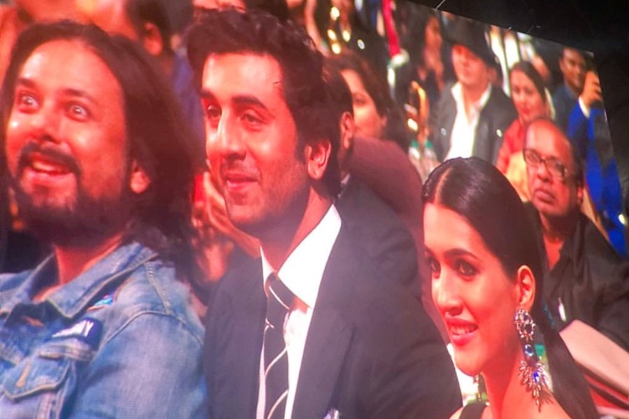 Ranbir Kapoor Hugs Kriti Sanon Ranbir Kapoor Hugs Kriti Sanon